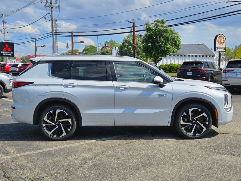 Mitsubishi Outlander PHEV Vehicle Full-screen Gallery Image 06