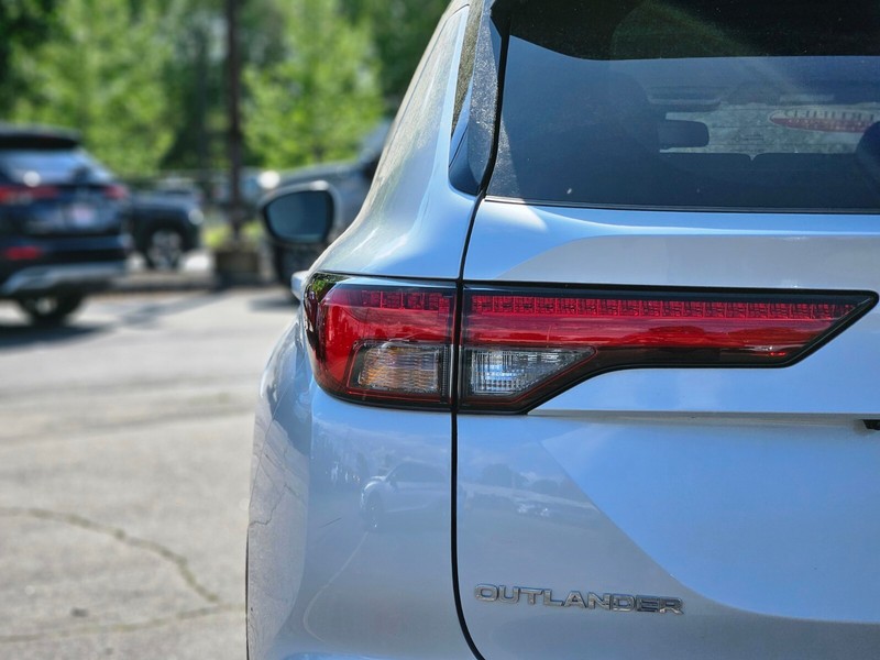 Mitsubishi Outlander PHEV Vehicle Full-screen Gallery Image 09