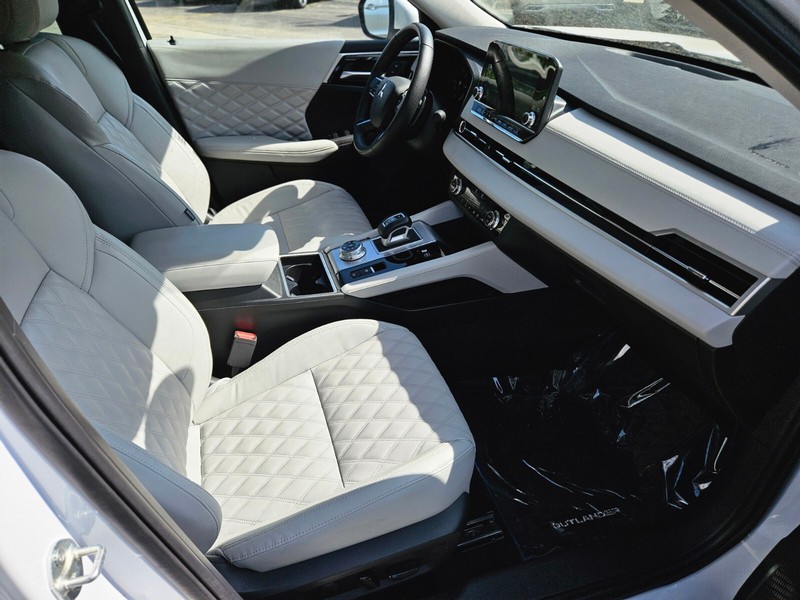 Mitsubishi Outlander PHEV Vehicle Full-screen Gallery Image 11