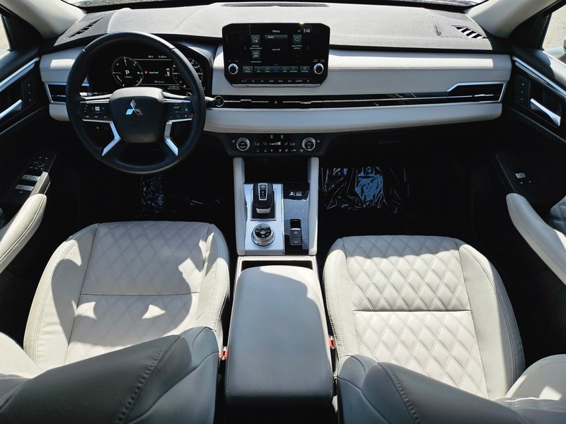 Mitsubishi Outlander PHEV Vehicle Full-screen Gallery Image 12