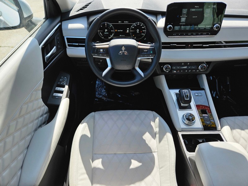 Mitsubishi Outlander PHEV Vehicle Full-screen Gallery Image 13