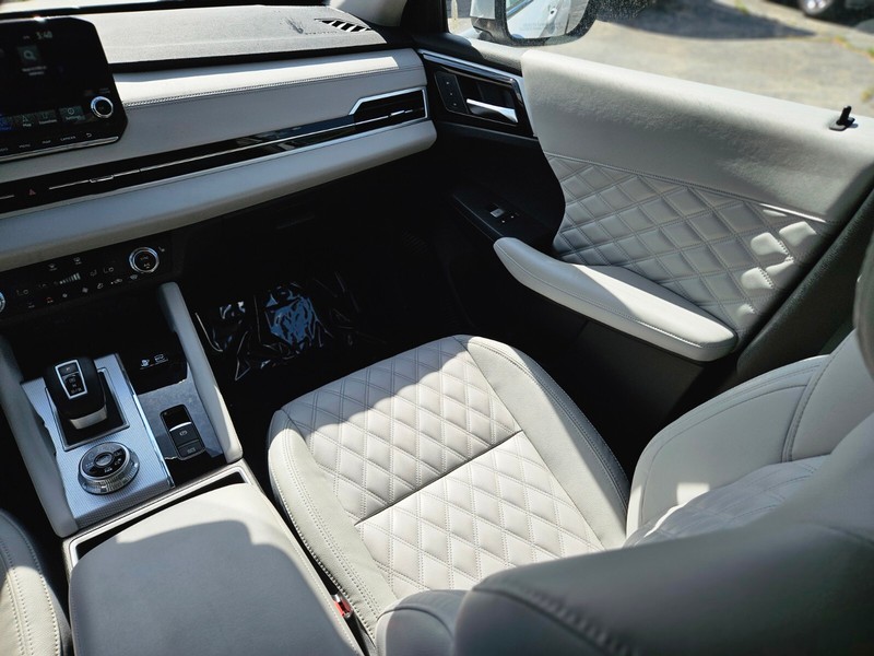 Mitsubishi Outlander PHEV Vehicle Full-screen Gallery Image 14