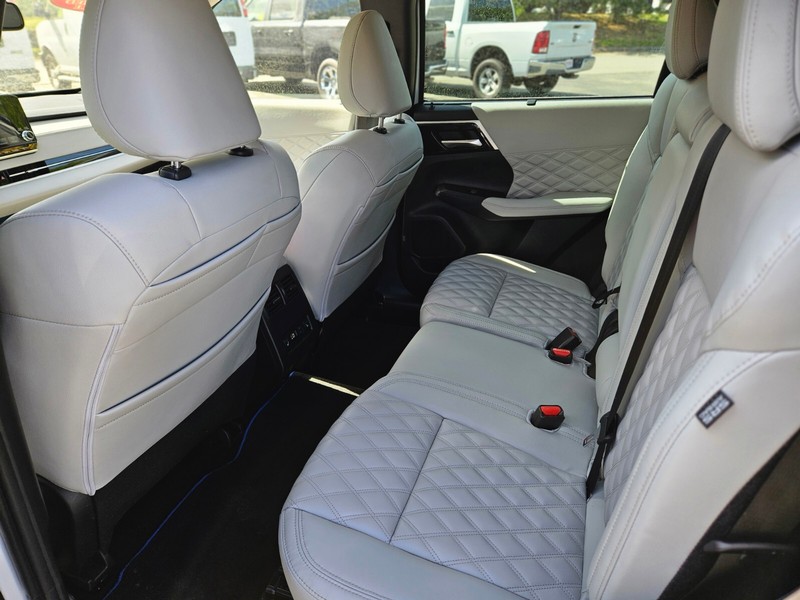Mitsubishi Outlander PHEV Vehicle Full-screen Gallery Image 15