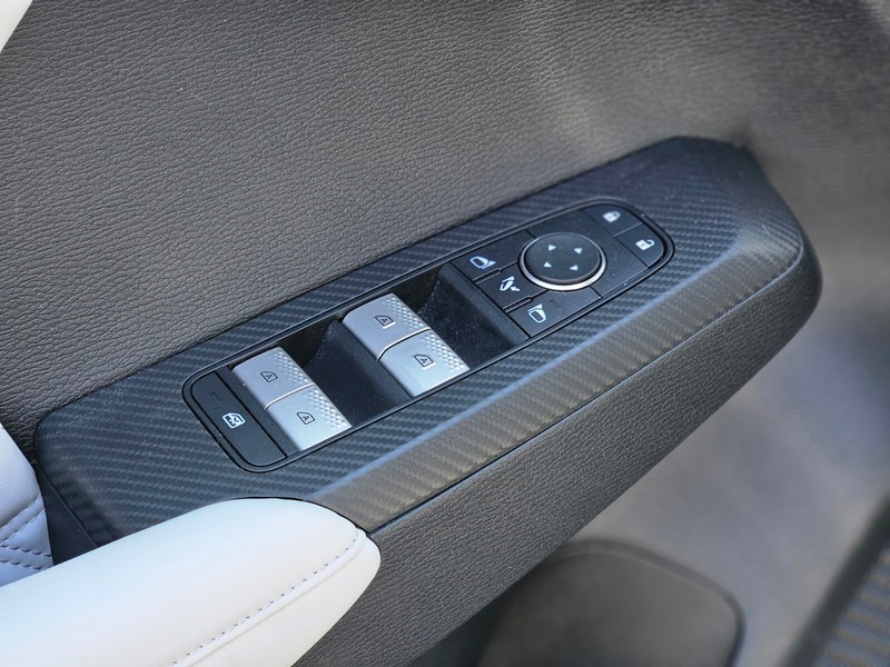 Mitsubishi Outlander PHEV Vehicle Full-screen Gallery Image 16