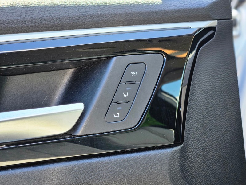 Mitsubishi Outlander PHEV Vehicle Full-screen Gallery Image 17