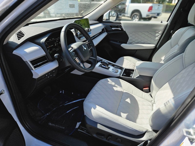 Mitsubishi Outlander PHEV Vehicle Full-screen Gallery Image 18