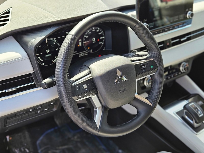Mitsubishi Outlander PHEV Vehicle Full-screen Gallery Image 19