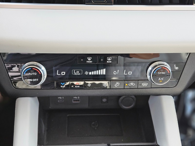 Mitsubishi Outlander PHEV Vehicle Full-screen Gallery Image 23