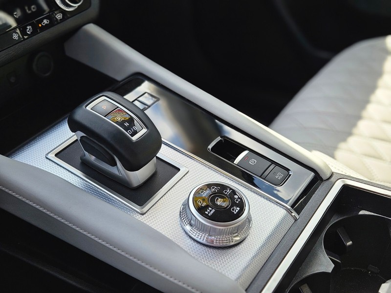 Mitsubishi Outlander PHEV Vehicle Full-screen Gallery Image 24