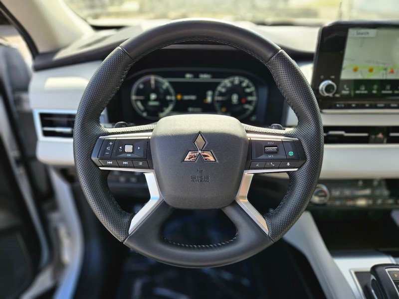 Mitsubishi Outlander PHEV Vehicle Full-screen Gallery Image 25