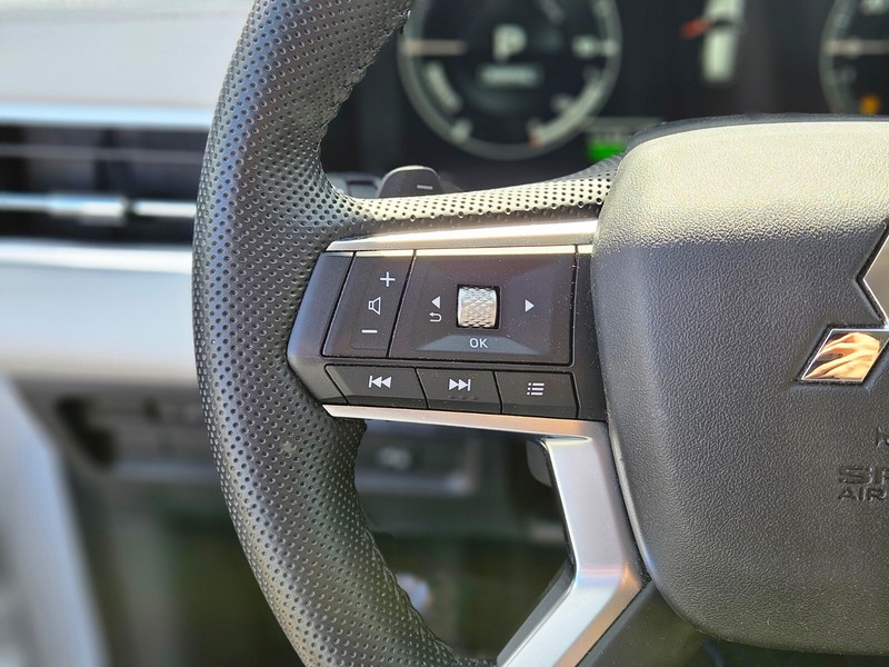 Mitsubishi Outlander PHEV Vehicle Full-screen Gallery Image 26