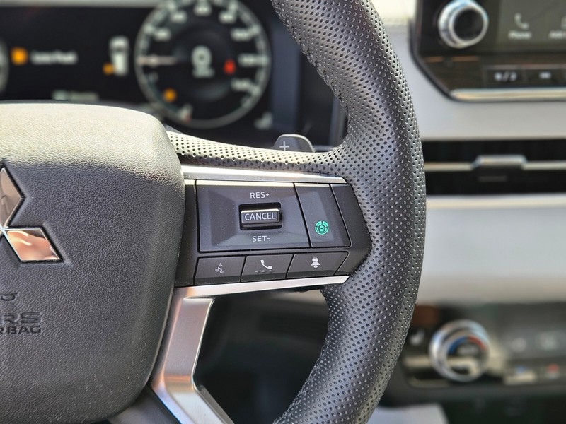 Mitsubishi Outlander PHEV Vehicle Full-screen Gallery Image 27