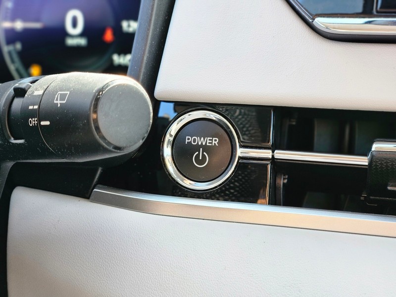 Mitsubishi Outlander PHEV Vehicle Full-screen Gallery Image 28