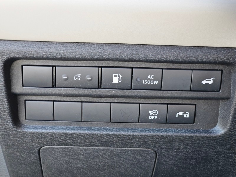 Mitsubishi Outlander PHEV Vehicle Full-screen Gallery Image 29