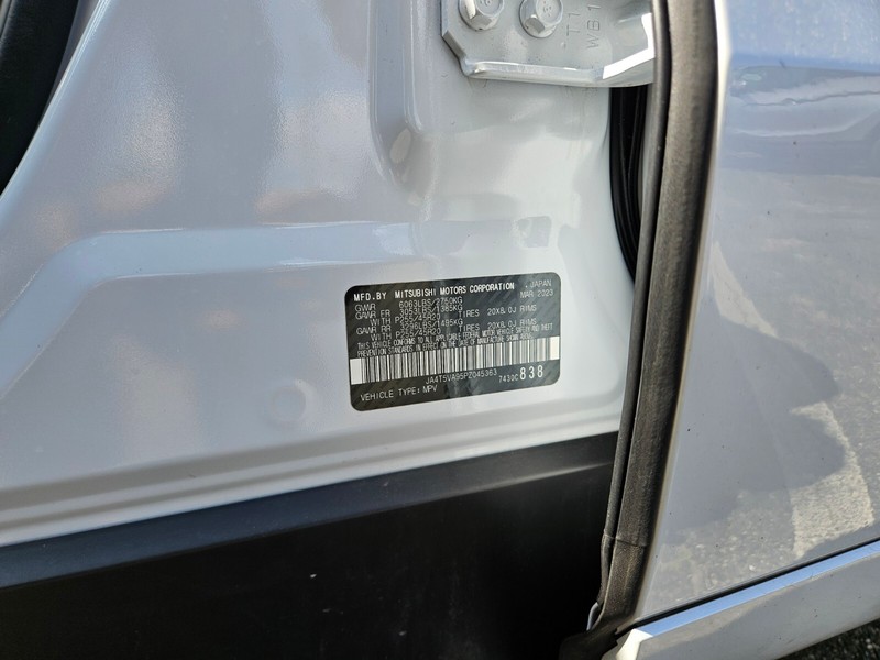 Mitsubishi Outlander PHEV Vehicle Full-screen Gallery Image 31
