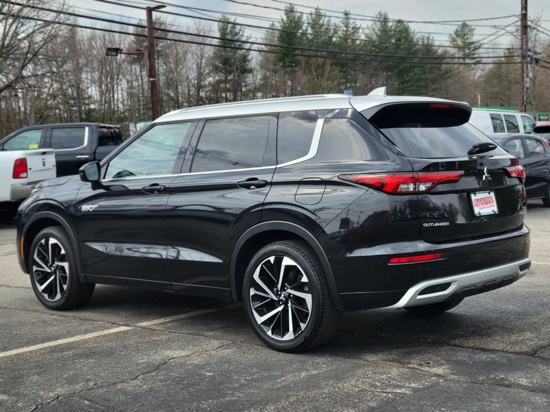 Mitsubishi Outlander PHEV Vehicle Full-screen Gallery Image 03
