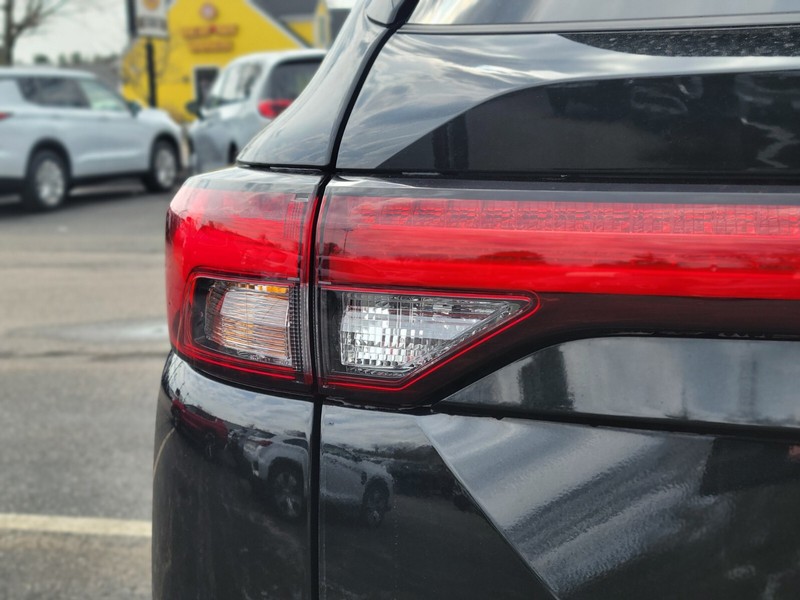 Mitsubishi Outlander PHEV Vehicle Full-screen Gallery Image 09