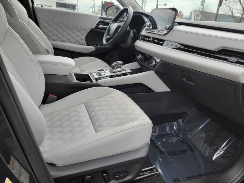 Mitsubishi Outlander PHEV Vehicle Full-screen Gallery Image 11