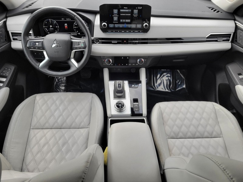 Mitsubishi Outlander PHEV Vehicle Full-screen Gallery Image 12