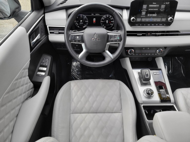 Mitsubishi Outlander PHEV Vehicle Full-screen Gallery Image 13