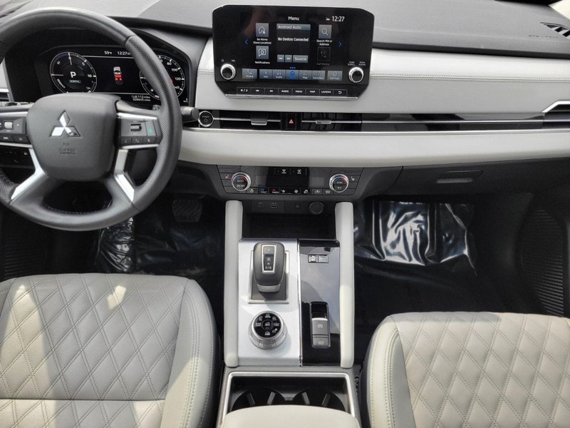 Mitsubishi Outlander PHEV Vehicle Full-screen Gallery Image 14
