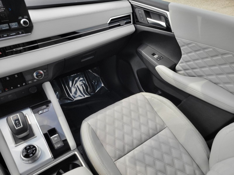 Mitsubishi Outlander PHEV Vehicle Full-screen Gallery Image 15