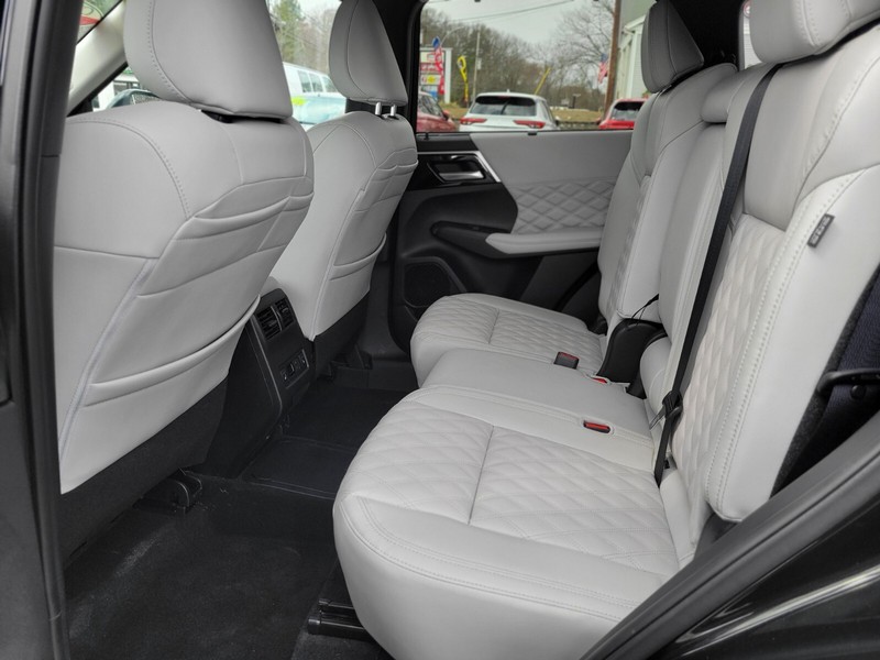 Mitsubishi Outlander PHEV Vehicle Full-screen Gallery Image 16