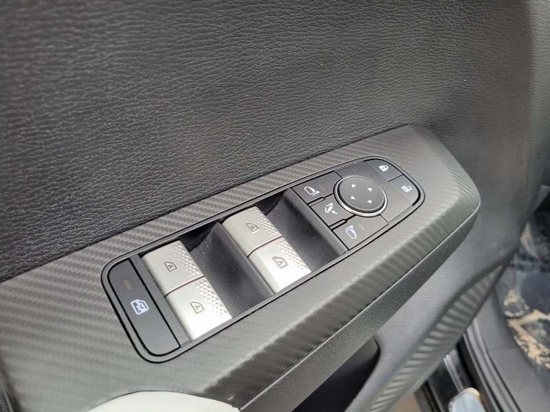 Mitsubishi Outlander PHEV Vehicle Full-screen Gallery Image 17