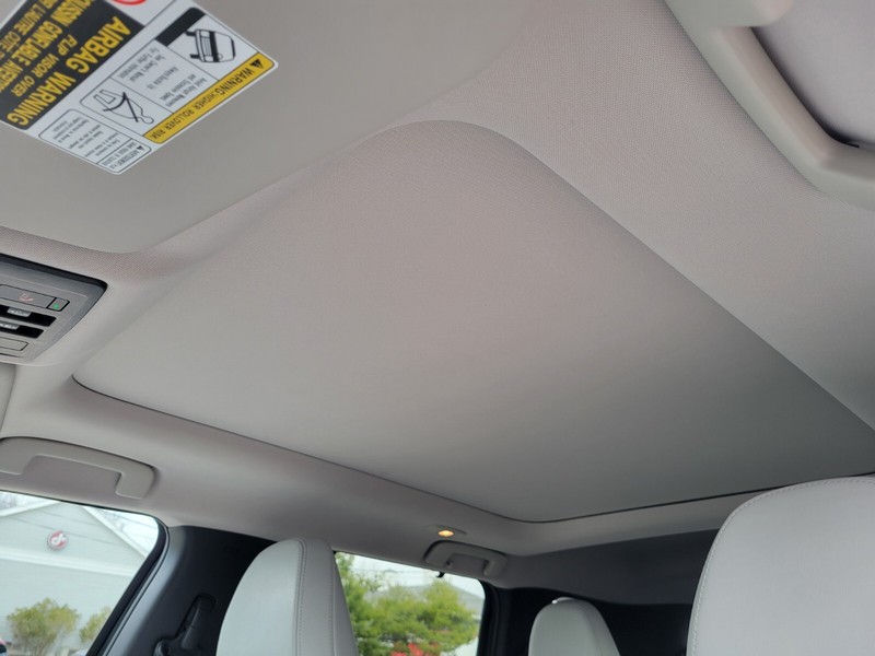 Mitsubishi Outlander PHEV Vehicle Full-screen Gallery Image 20