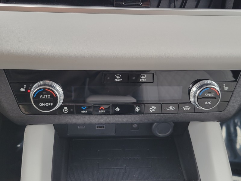 Mitsubishi Outlander PHEV Vehicle Full-screen Gallery Image 23