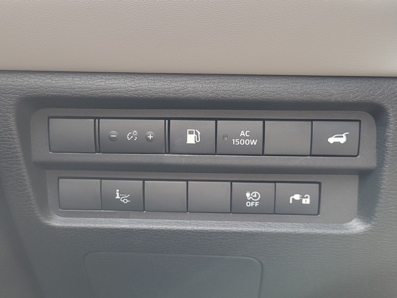 Mitsubishi Outlander PHEV Vehicle Full-screen Gallery Image 24