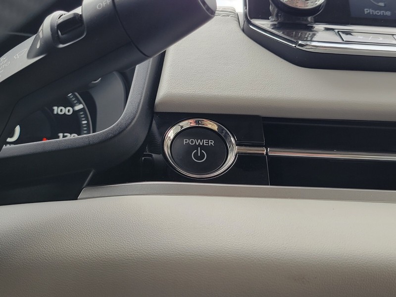 Mitsubishi Outlander PHEV Vehicle Full-screen Gallery Image 25