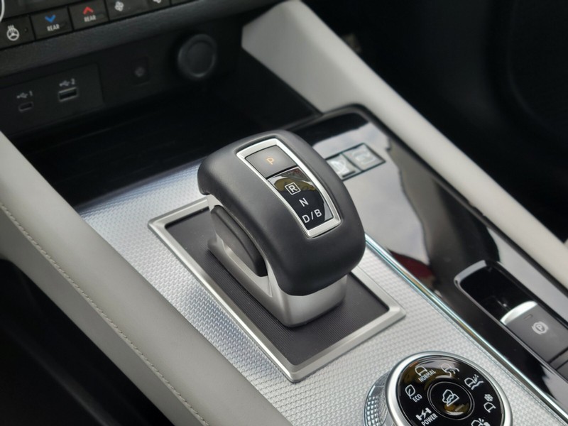 Mitsubishi Outlander PHEV Vehicle Full-screen Gallery Image 26