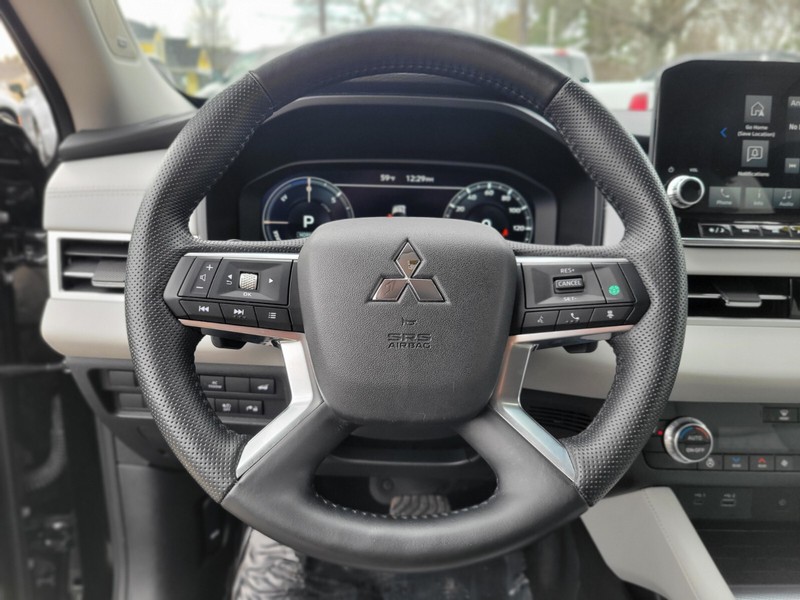 Mitsubishi Outlander PHEV Vehicle Full-screen Gallery Image 27