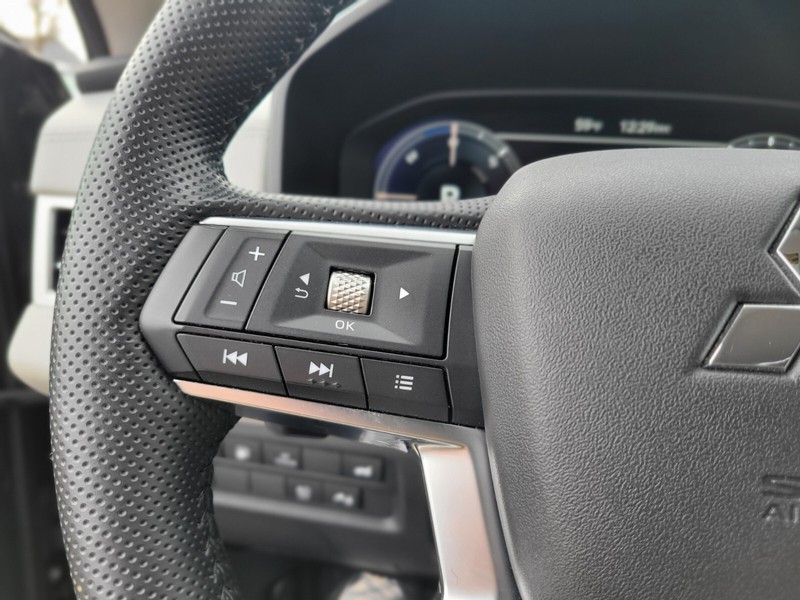 Mitsubishi Outlander PHEV Vehicle Full-screen Gallery Image 28