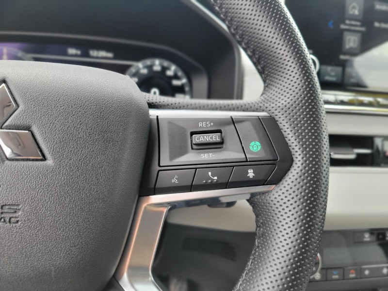 Mitsubishi Outlander PHEV Vehicle Full-screen Gallery Image 29