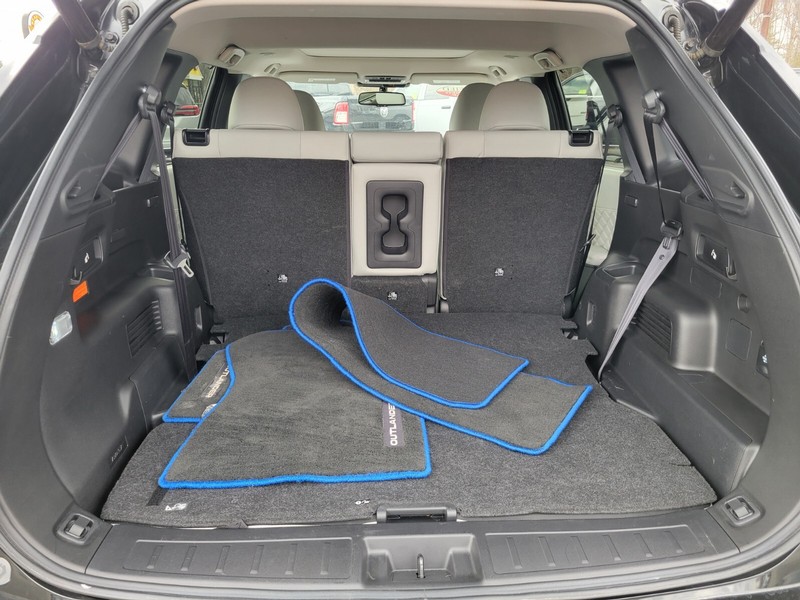 Mitsubishi Outlander PHEV Vehicle Full-screen Gallery Image 31