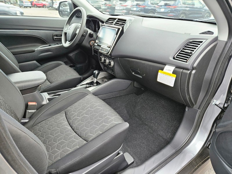 Mitsubishi Outlander Sport Vehicle Full-screen Gallery Image 09
