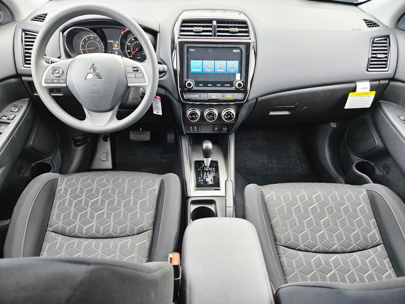 Mitsubishi Outlander Sport Vehicle Full-screen Gallery Image 10