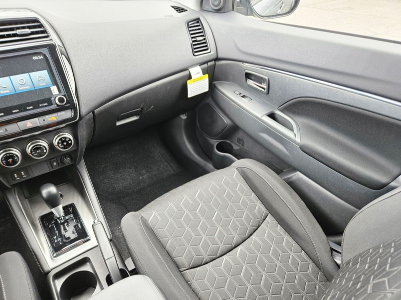Mitsubishi Outlander Sport Vehicle Full-screen Gallery Image 13