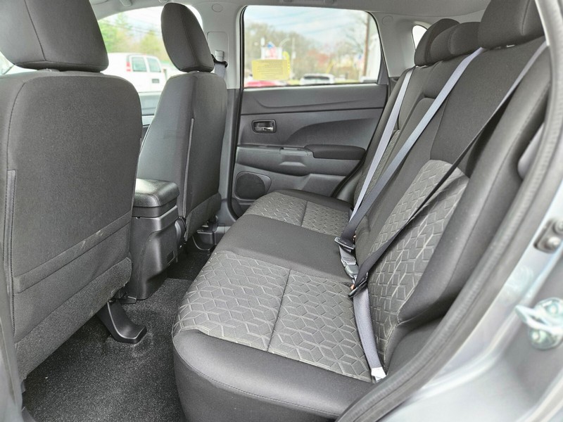 Mitsubishi Outlander Sport Vehicle Full-screen Gallery Image 14