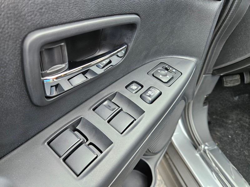 Mitsubishi Outlander Sport Vehicle Full-screen Gallery Image 15