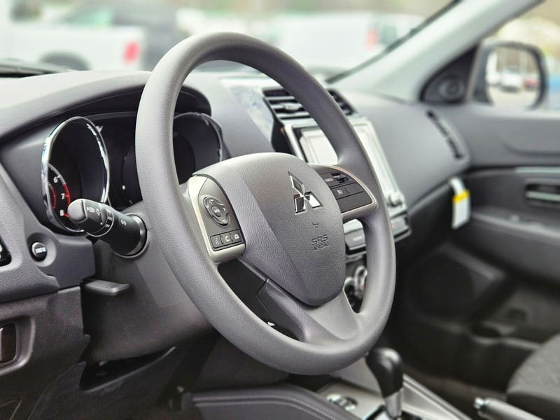 Mitsubishi Outlander Sport Vehicle Full-screen Gallery Image 16
