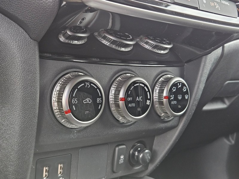 Mitsubishi Outlander Sport Vehicle Full-screen Gallery Image 21