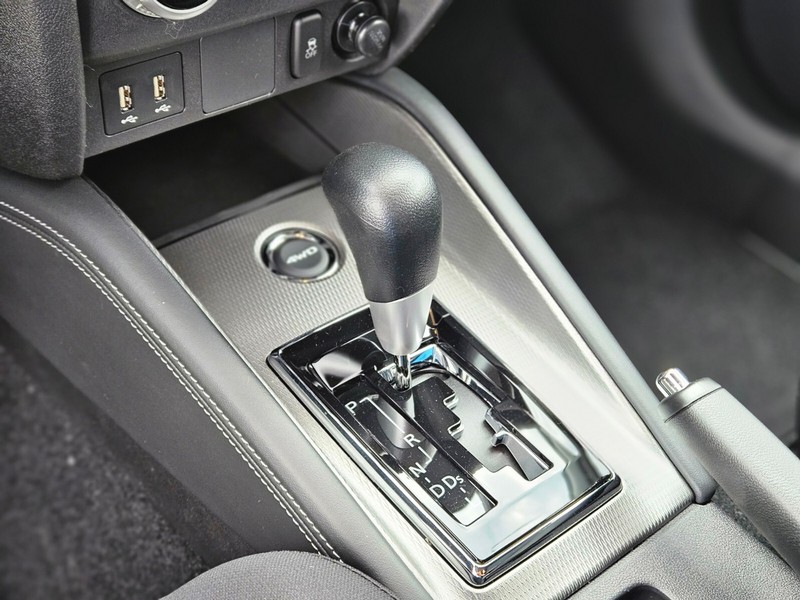 Mitsubishi Outlander Sport Vehicle Full-screen Gallery Image 22