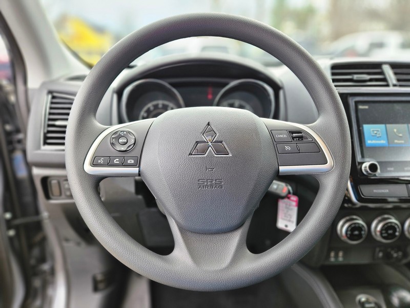 Mitsubishi Outlander Sport Vehicle Full-screen Gallery Image 23