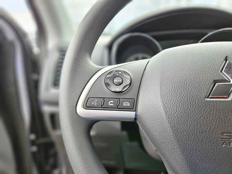 Mitsubishi Outlander Sport Vehicle Full-screen Gallery Image 24
