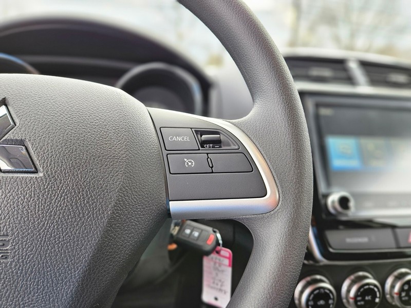 Mitsubishi Outlander Sport Vehicle Full-screen Gallery Image 25