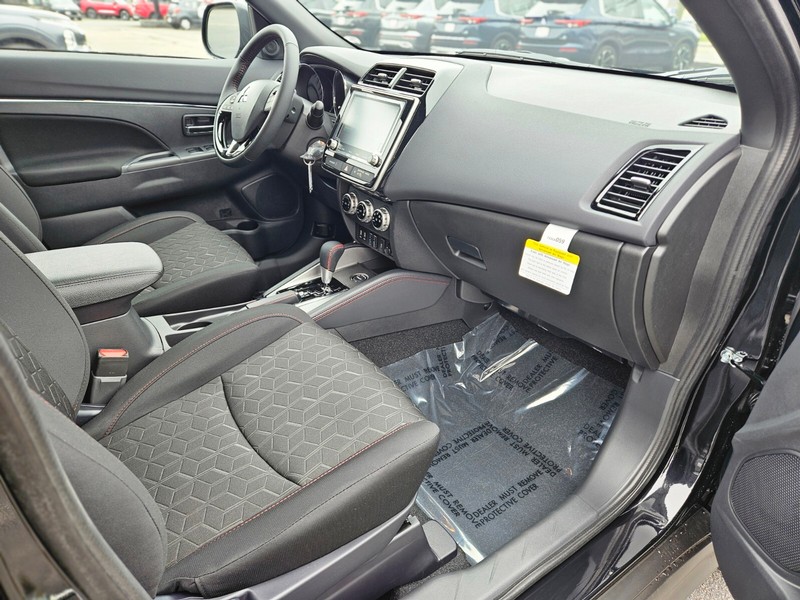 Mitsubishi Outlander Sport Vehicle Full-screen Gallery Image 09