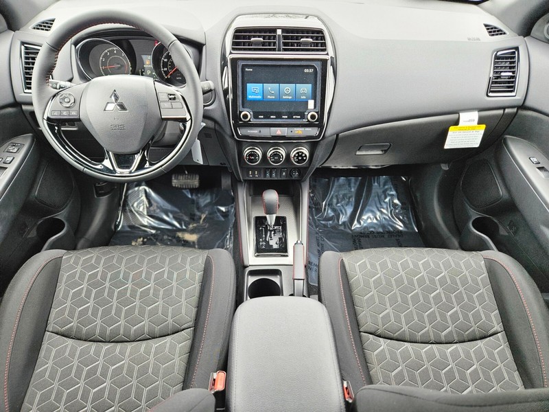 Mitsubishi Outlander Sport Vehicle Full-screen Gallery Image 10